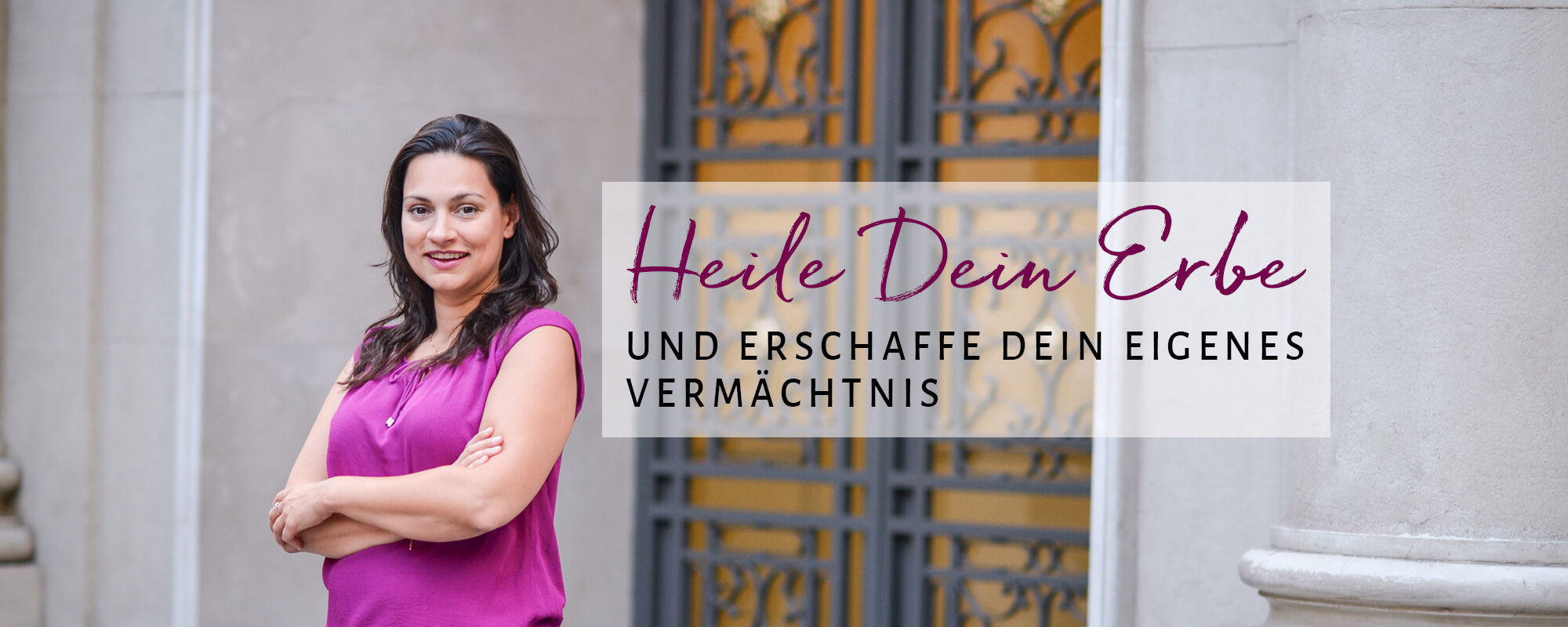 Foto von Mentorin Pamela Bechler vor einem prunkvollen Eingang und dem Schriftzug "Frieden mit Deinem Vermögen - innere und äußere Freiheit im Umgang mit Geld"