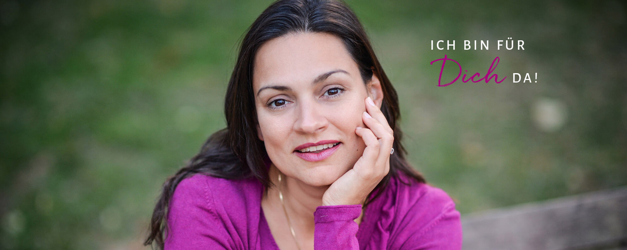 Portrait von Pamela Bechler Mentorin für Frauen im pinken Oberteil auf einer Bank