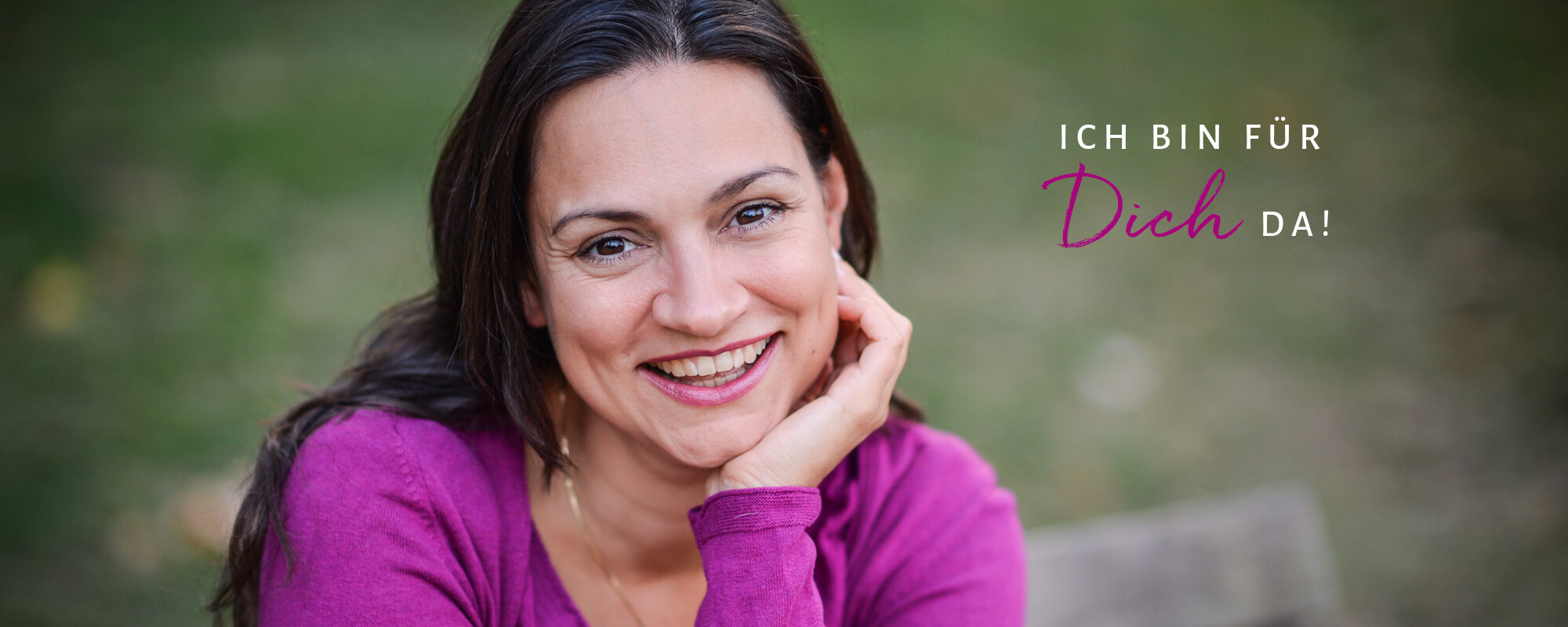 Portrait von Pamela Bechler Mentorin für Frauen im pinken Oberteil auf einer Bank