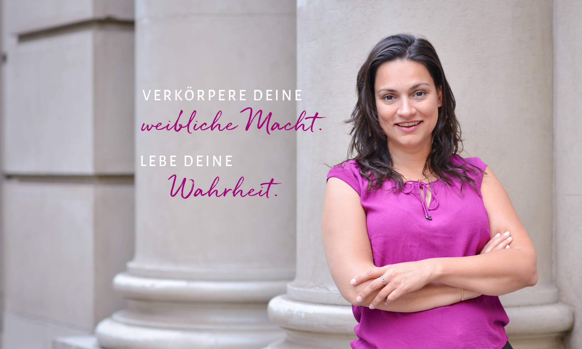 Pamela Bechler, Mentorin für Frauen mit Vermögen, vor einem imposanten Gebäude aus Sandstein.