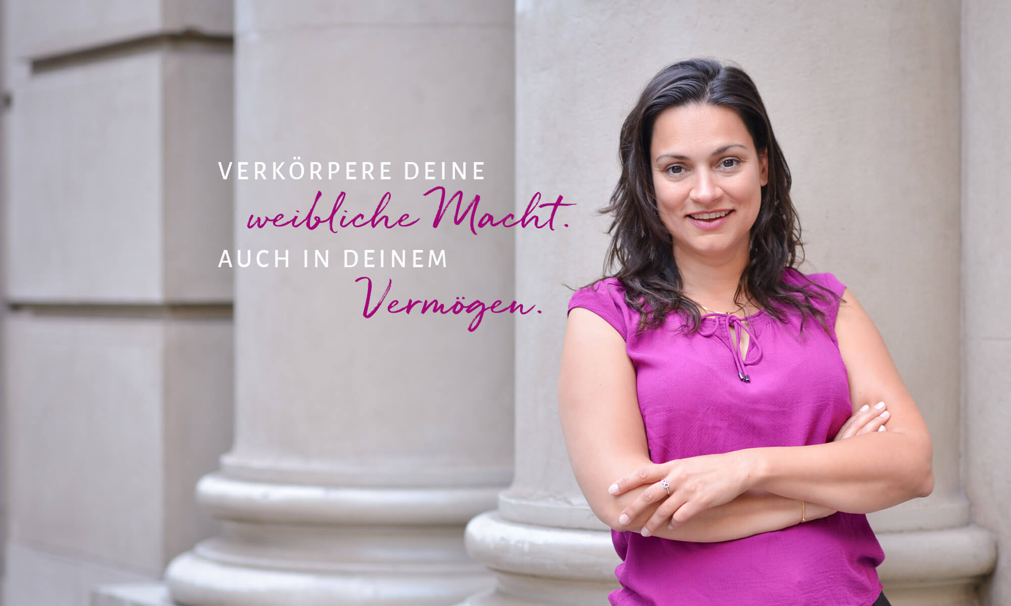 Pamela Bechler, Mentorin für Frauen mit Vermögen, vor einem imposanten Gebäude aus Sandstein.