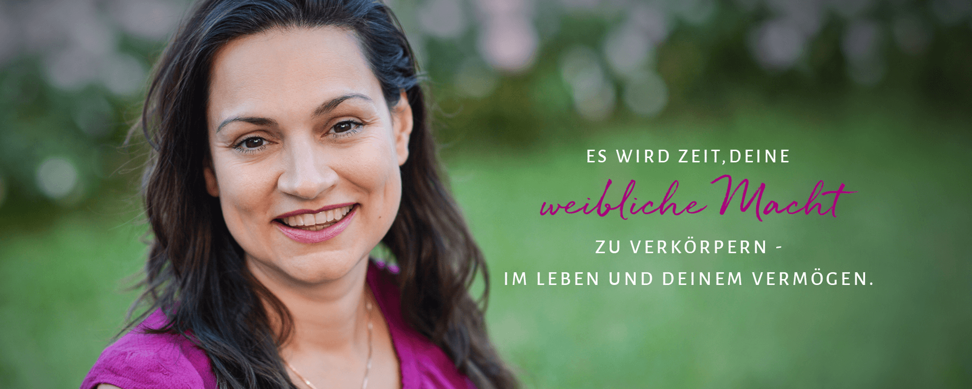 Foto von Mentorin Pamela Bechler vor einem prunkvollen Eingang und dem Schriftzug "Frieden mit Deinem Vermögen - innere und äußere Freiheit im Umgang mit Geld"