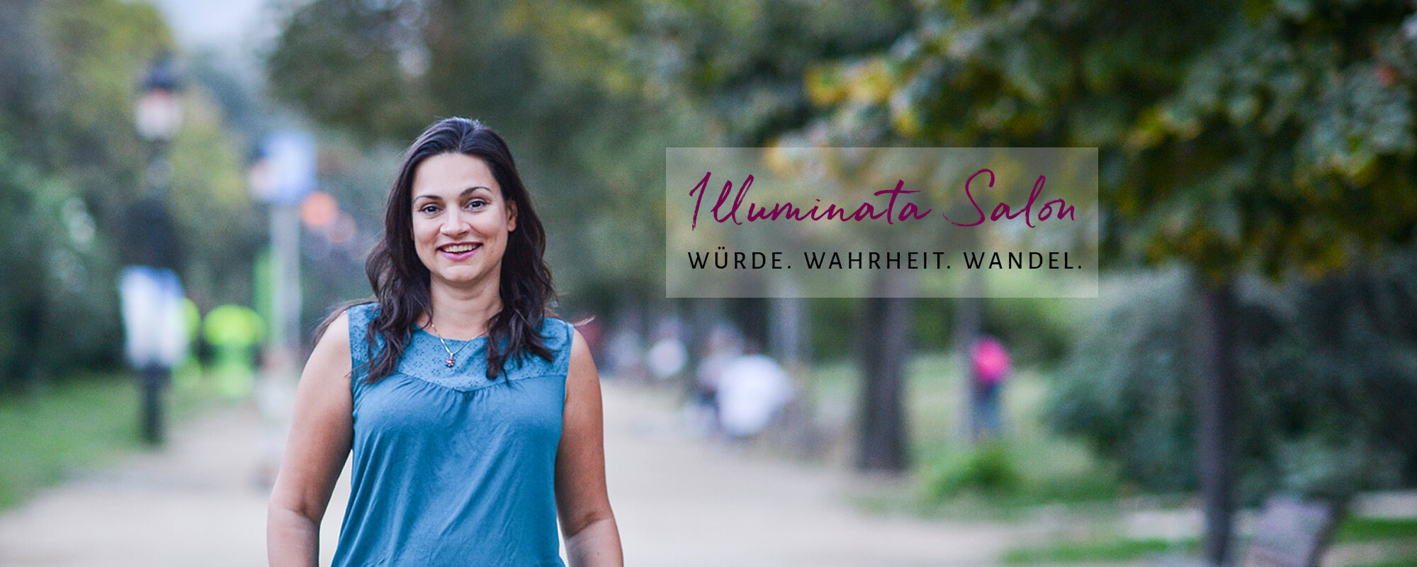 Mentorin für Frauen Pamela Bechler in weißer Bluse vor einem Baum, daneben das Cover ihres Buchs "Freigeliebt leben".